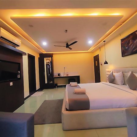 Hotel Papilio Malda Экстерьер фото