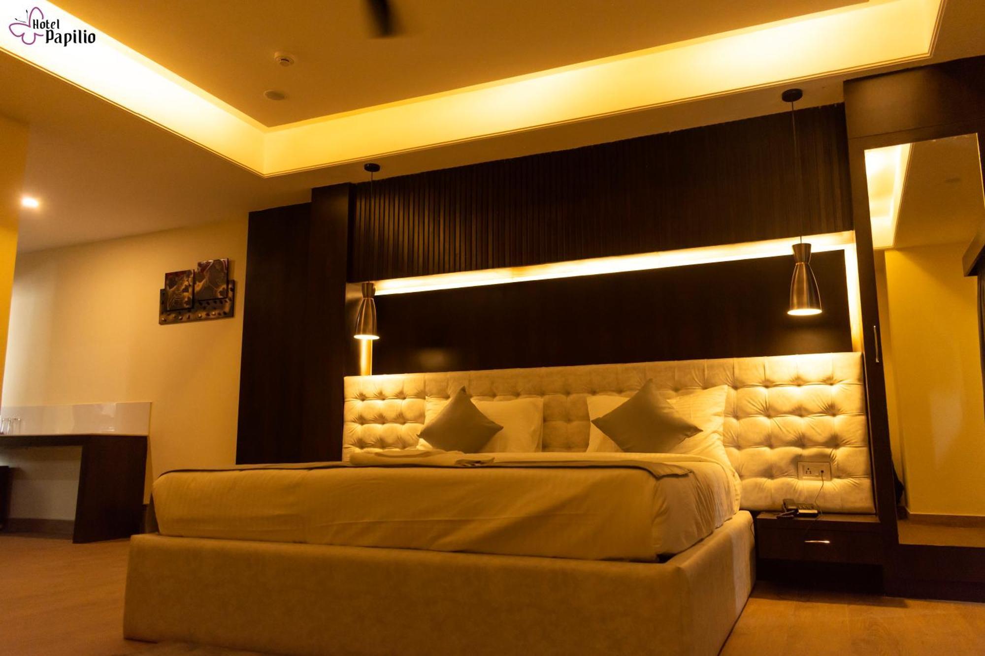 Hotel Papilio Malda Экстерьер фото