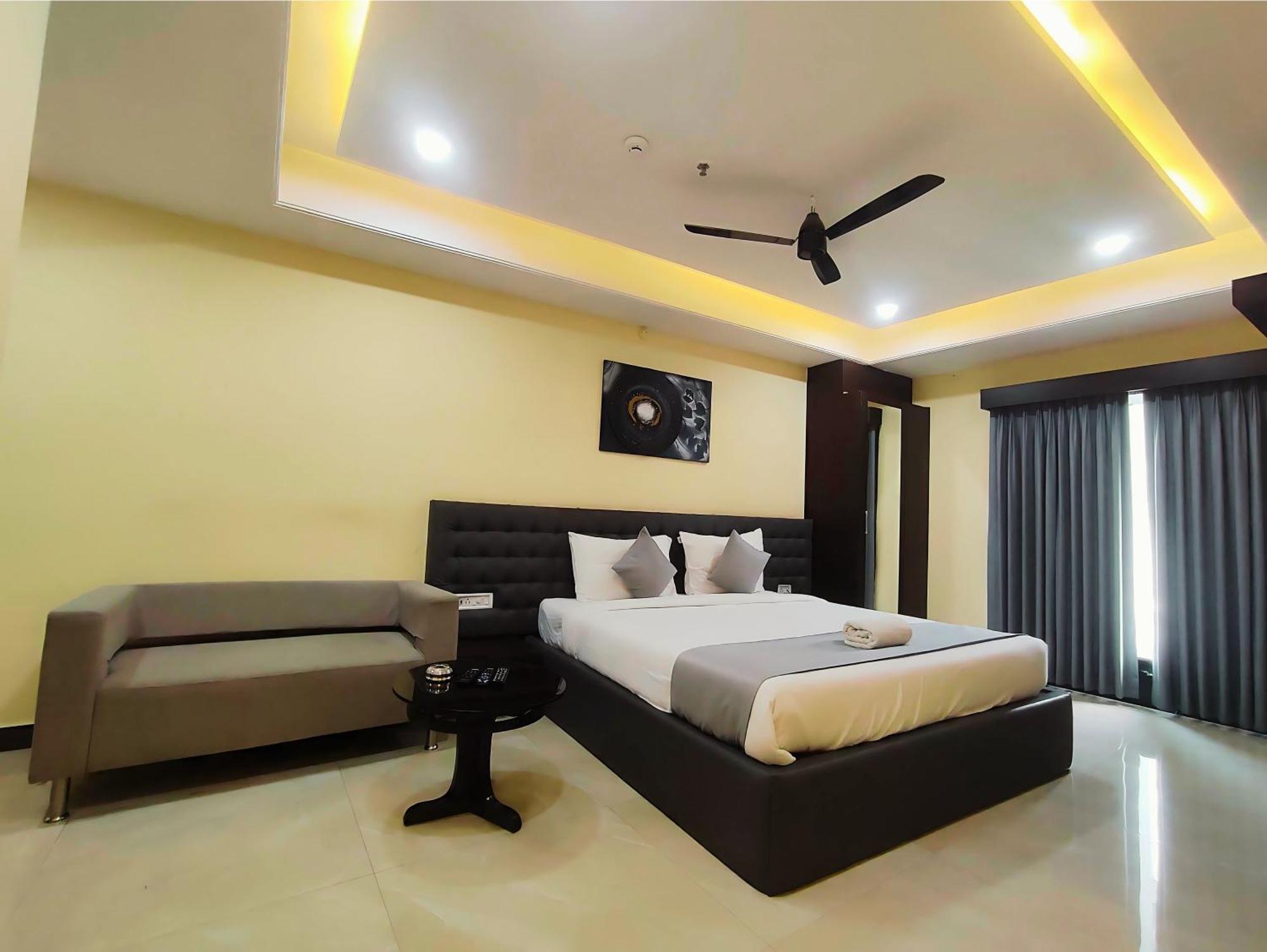 Hotel Papilio Malda Экстерьер фото