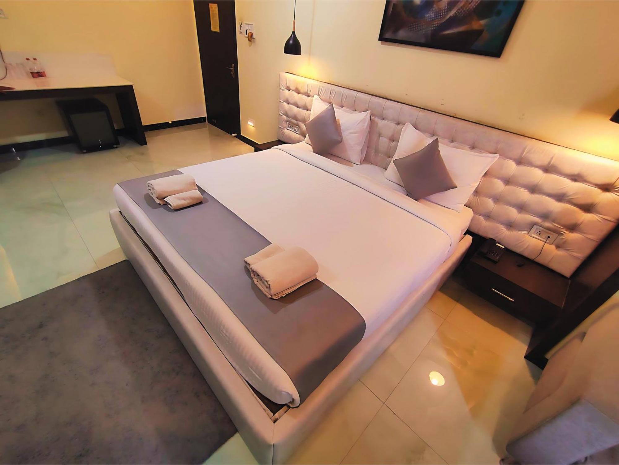 Hotel Papilio Malda Экстерьер фото