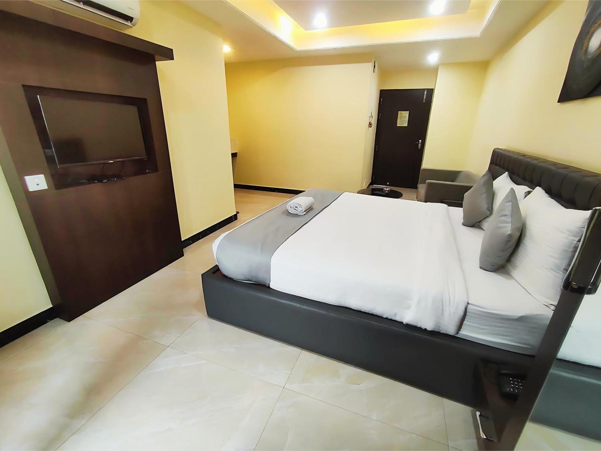 Hotel Papilio Malda Экстерьер фото