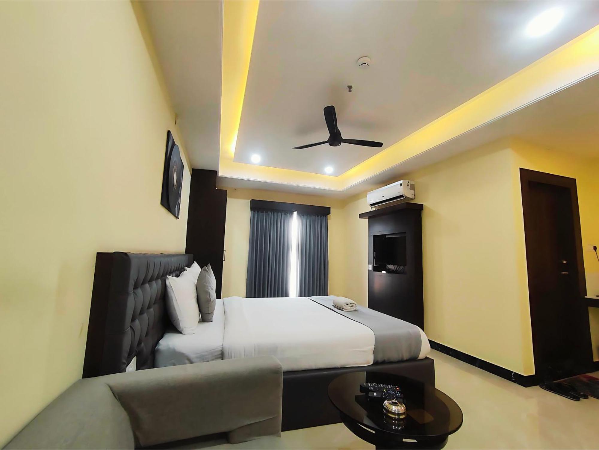 Hotel Papilio Malda Экстерьер фото