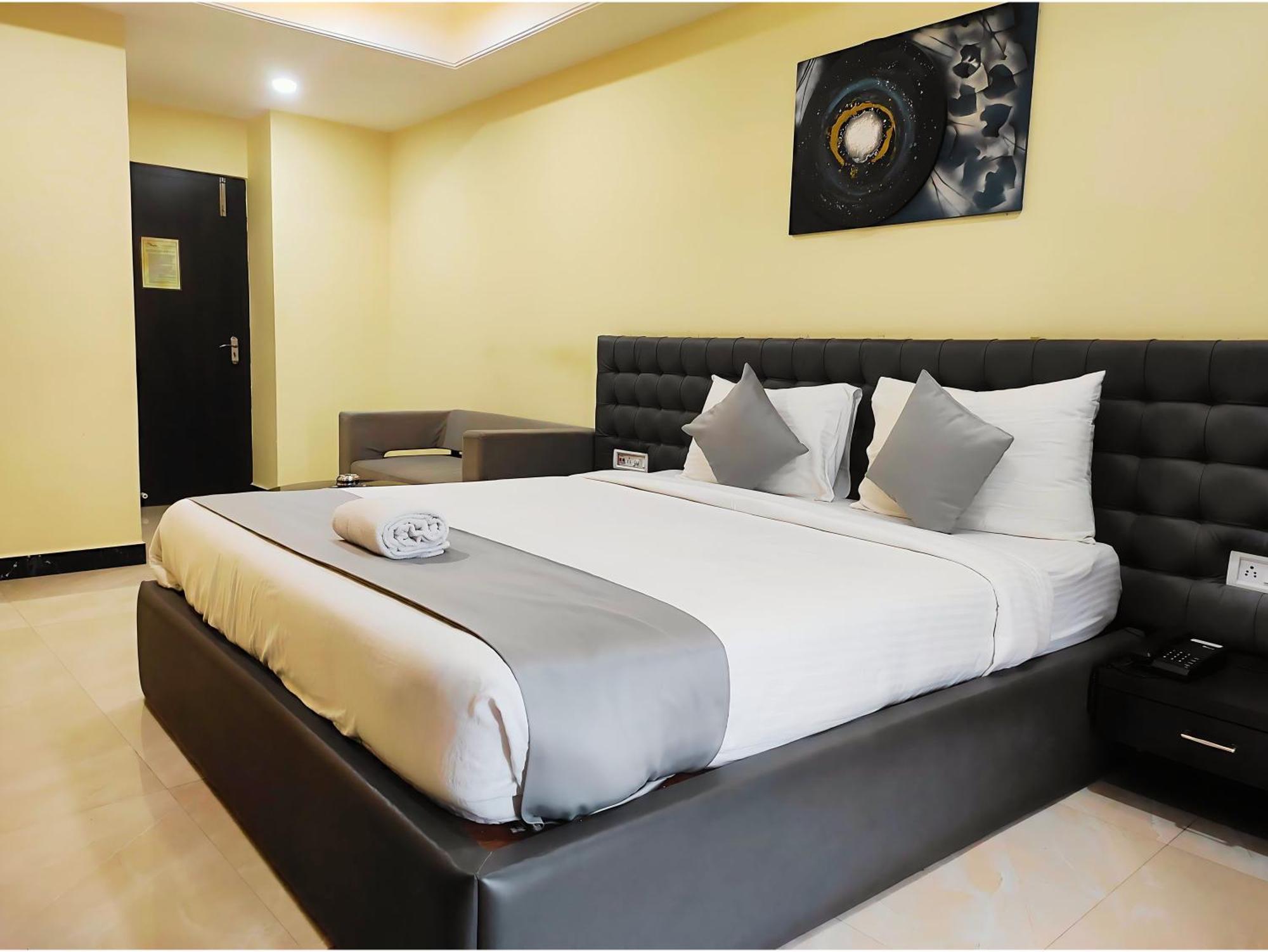 Hotel Papilio Malda Экстерьер фото