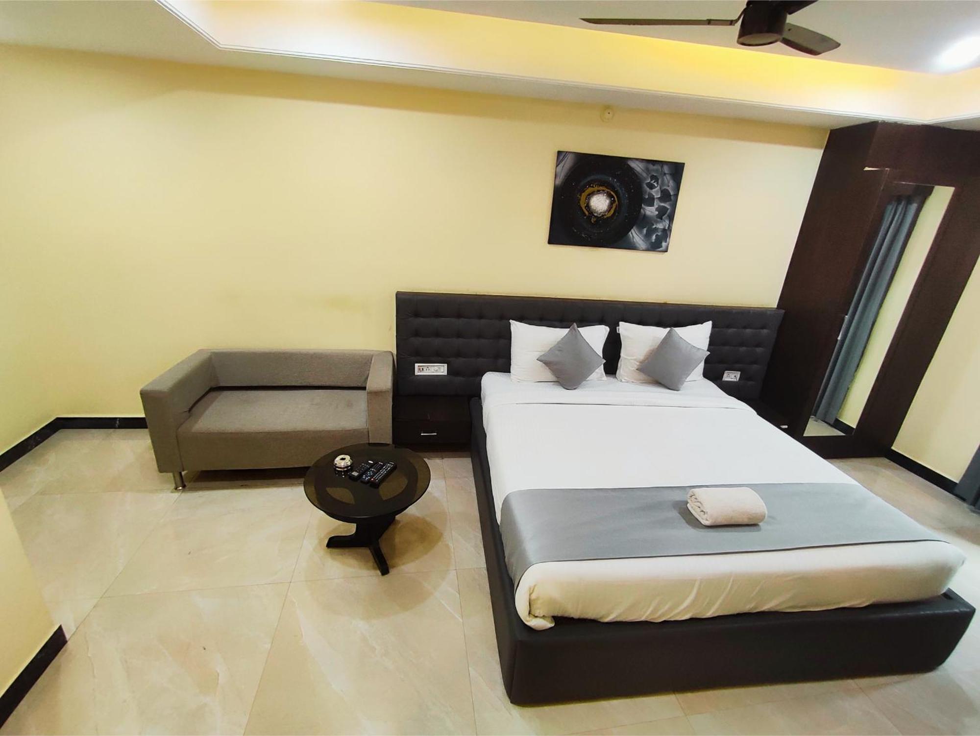 Hotel Papilio Malda Экстерьер фото
