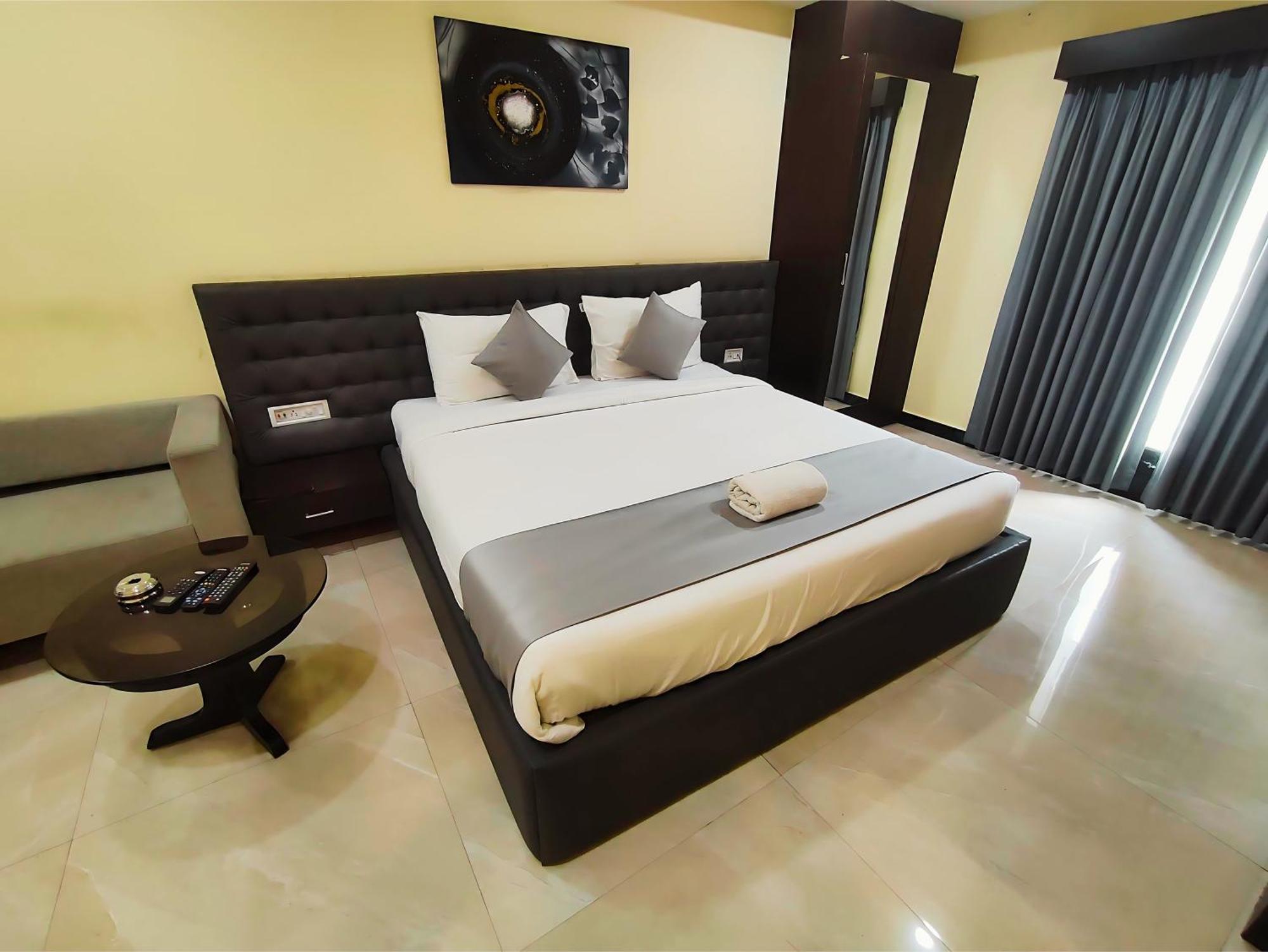 Hotel Papilio Malda Экстерьер фото